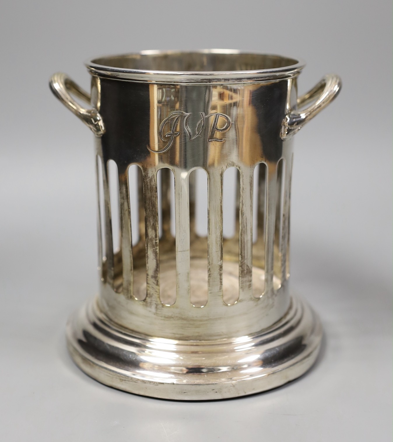 An Edwardian pierced silver mounted siphon stand, by Elkington & Co, Birmingham, 1908, 15.5cm